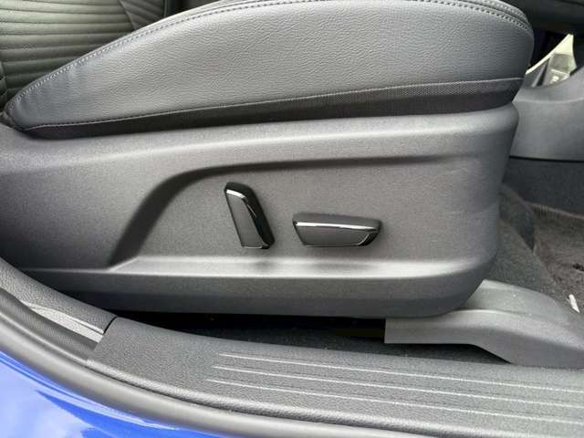 パワーシート。スイッチを押すだけで前後、上下、背もたれの傾きを調整してくれます。