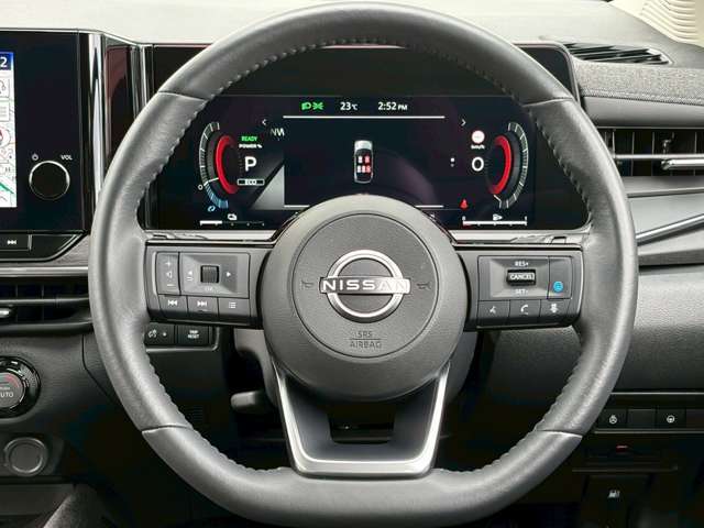 ハンドルにはステアリングスイッチがあり、オーディオの操作もハンドルから手を離さずできます