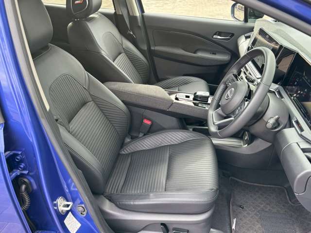 高級感のある本革シート。