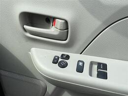 【パワーウィンドウ】運転席から全座席の窓の昇降操作が可能。お子様などの操作による予期せぬトラブルを防止できるロック機能もあります。