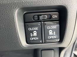 【両側パワースライドドア】スマートキーや運転席のスイッチで後席両側スライドドアの開閉が可能♪電動だから力を入れてドアを開ける必要が無く、小さなお子様でも簡単に開け閉めでき快適です♪