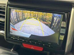【バックカメラ】駐車時に後方がリアルタイム映像で確認できます。大型商業施設や立体駐車場での駐車時や、夜間のバック時に大活躍！運転スキルに関わらず、今や必須となった装備のひとつです！