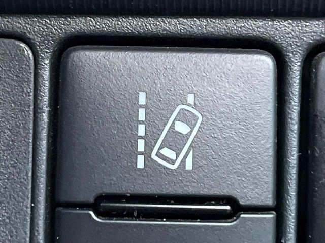 【レーントレーシングアシスト】高速道路走行時、車線からはみ出しそうになるとレーンの中央を走るようにステアリング操作をアシスト。より安全な運転をサポートしてくれます！