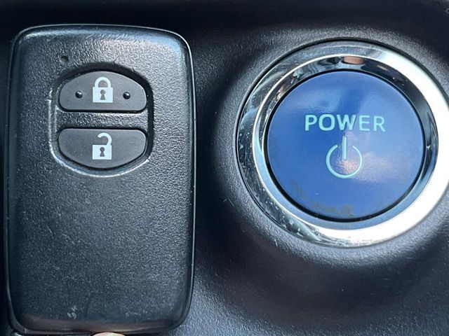 【スマートキー】カバンやポケットに入れたままでもドアの施錠・解錠が可能なスマートキーを装備。エンジンのオン・オフ時もカギを取り出す必要が無いからとっても便利です♪