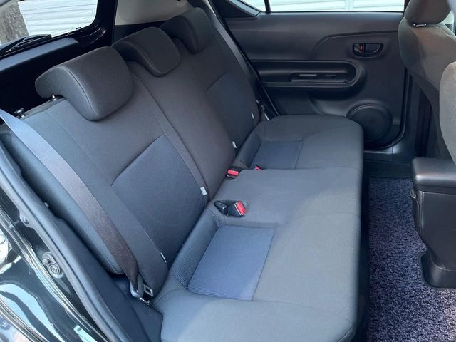 後部座席も気になるようなキズ・汚れやへたり等、大きなダメージはなく、良好な状態です。