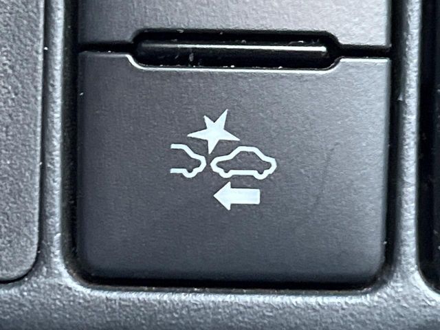 【トヨタセーフティセンス】走行中に前方の車両等を認識し、衝突しそうな時は警報とブレーキで衝突回避と被害軽減をアシスト。より安全にドライブをお楽しみいただけます。