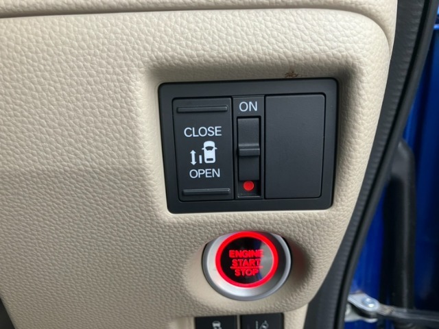 電動スライドドア装備！運転席よりボタン一つで開閉可能でございます。