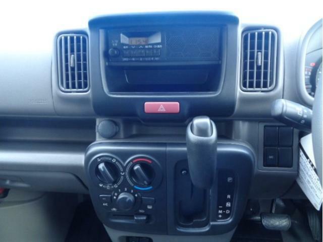 【AM/FMラジオ［スピーカー内蔵］】・【マニュアルエアコン】・【5AGS】など充実装備でドライブをアシスト。