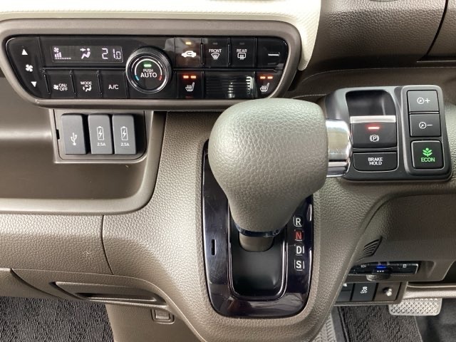 運転席、助手席にシートヒーターを装備(*^_^*)寒い日もポカポカ快適ですよ。