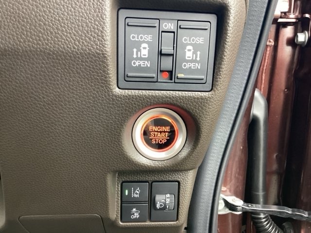 こちらの車両は両側電動スライドドアを装備(*^_^*)乗り降りの際や荷物を持っているときに大変重宝しますよ(*^_^*)