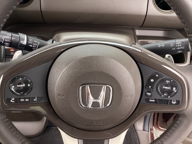 ホンダセンシング搭載で渋滞追従タイプのクルーズコントロールも装備されてますので高速道路の運転の際もラクラクですよ！(^^)！
