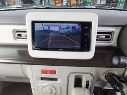 バックカメラ装備★シフト位置をRに入れるとナビ画面に後ろの映像がうつるので安心して駐車できます！