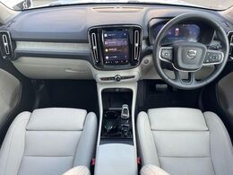 日本カーオブザイヤー受賞のXC40が入庫しました！デザイン、安全装備や快適装備、全てにおいて受賞したお車です！純正のGoogle搭載ナビは、オンラインで最新の音楽やメディアもお楽しみいただけます♪