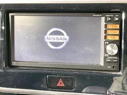 【純正ナビ】人気の純正ナビを装備しております。ナビの使いやすさはもちろん、オーディオ機能も充実！キャンプや旅行はもちろん、通勤や買い物など普段のドライブも楽しくなるはず♪