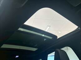 【サンルーフ】人気メーカーオプション。開放感溢れる車内を演出します☆