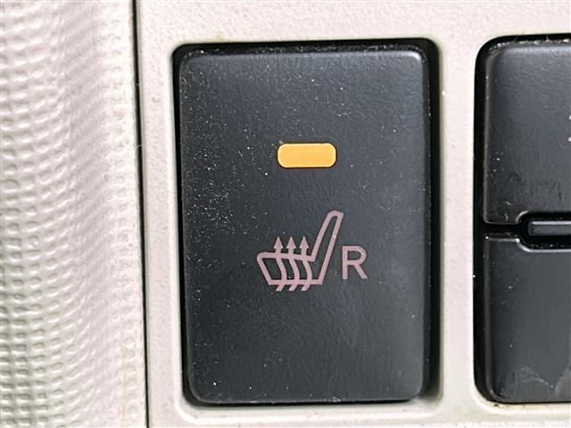 【シートヒーター】シートを温めてくれる暖房機器です！長時間座っていると負担が掛かりやすい背中や腰、または冬場などの寒い日に冷えやすい脚部に快適なぬくもりを伝えます。