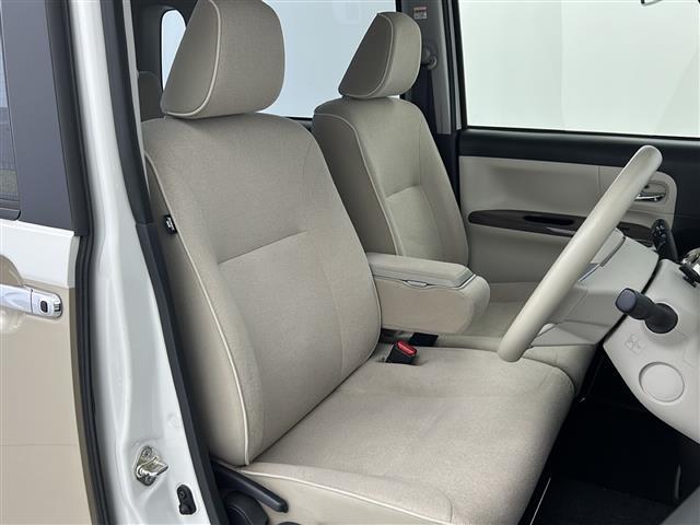 【運転席】座り心地が良いシートなので長時間の運転でも快適にお過ごしいただけます。新品のフロアマットのご注文も可能です。掲載箇所以外にご希望の写真がございましたらお気軽にお問い合わせ下さい。