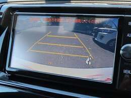 バックモニター付きでガイドラインがモニターに表示され、車庫入れや縦列駐車などの際に役立ちます！