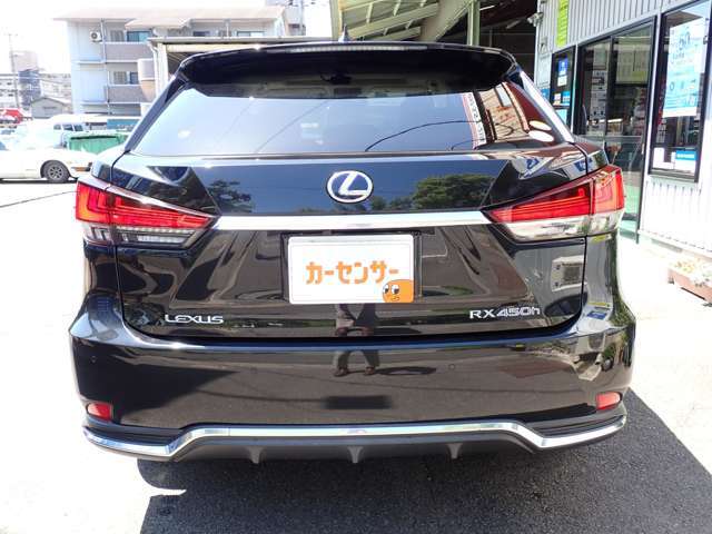 当社では販売する中古車は、自社工場で徹底的に点検・整備した上で、お客様へ納車しております。また、当社工場は運輸局から指定された民間車検工場となっておりますのでプロの整備士がしっかりと点検整備致します