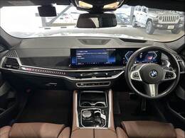 【革シート】ならではのシートヒーター装備となっております。高級感あふれる【茶革シート】を装備。見た目の高級感とより上質な座り心地をお楽しみください。