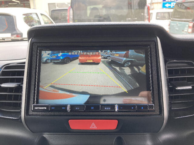 バックカメラ付きで駐車も安心！！