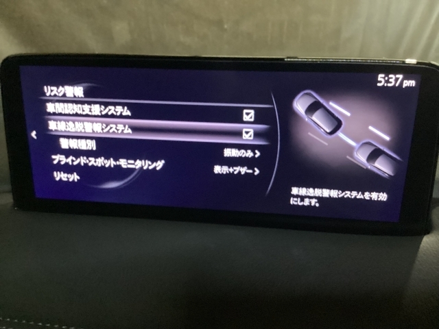 車線から逸れないようステアリングをアシスト♪車両が車線を踏み越えそうであると判断すると、ステアリングの振動・ビープ音により警告。ドライバーの素早い回避操作をサポート致します。
