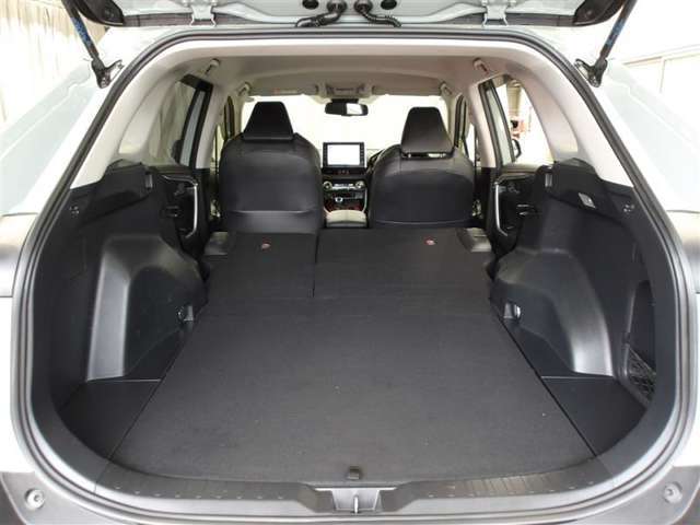 リヤシートを両方倒せば大きな荷物も車載可能です♪