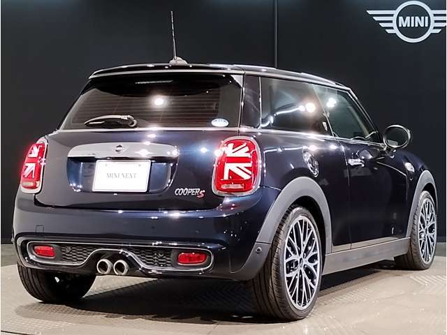 後ろからみても直ぐにMINIだとわかる丸みを帯びたデザインでございます。