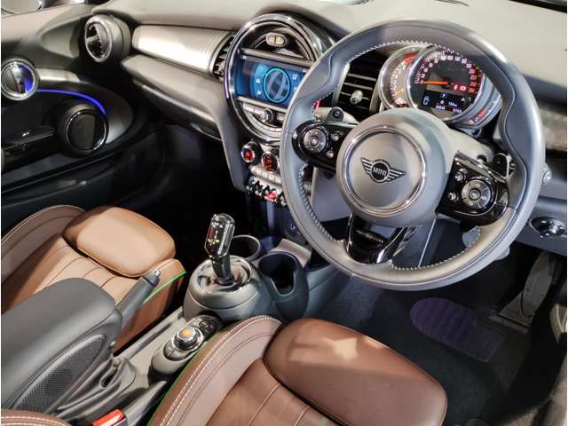 車内全体を取り巻く様なアンビエントライトを追加装備で夜のドライブにおいて上質で居心地のよい空間をつくりだすことができます。その日の気分に合わせてお好みで選択する事が可能です。