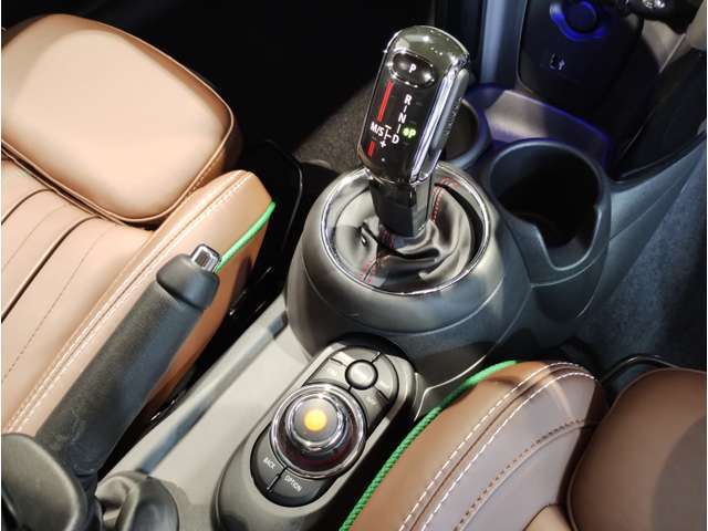 ミニ独特のゴーカートフィーリングと呼ばれる軽快なハンドリングはAT車、MT車のどちらでも楽しめます。