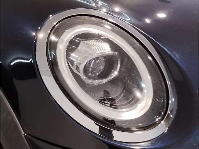 MINIのオートライトは積極的にライトをつけることにより、自車の存在を周囲に向けアピールいたします。それは安全性への配慮でもあります。