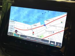 【大画面ナビ】人気の大型ナビを装備。存在感のある大画面はインパクト大！ナビ利用時のマップ表示は見やすく、テレビやDVDは臨場感がアップ！いつものドライブがグッと楽しくなります♪