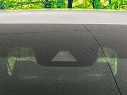 【プリクラッシュセーフティ】前方の車両等を検知し、衝突しそうな時は警報で注意を促し、ブレーキを踏む力をサポート。ブレーキを踏めなかった場合は衝突被害軽減ブレーキが作動、衝突回避をサポートします。