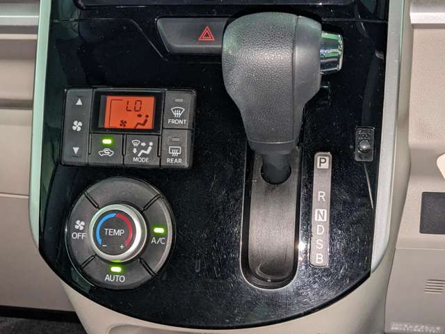 【オートエアコン】　車内の空調はとても重要なポイントですよね！自動で快適な室内空調を提供してくれます♪調整必要が無いので便利です♪