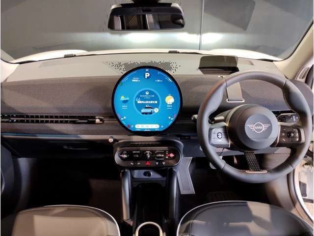 MINIの内装はとにかく『円』に拘ったデザインコンセプトが一目で伝わってきます。これほど円形に拘った車は他に御座いません。伝統のデザイン、トグルスイッチなど遊び心のある内装です。