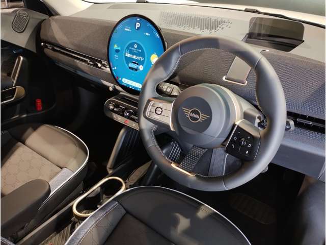 ステアリングに設置されたマルチファンクションボタンで、メディアの音量調整やチャンネル変更はもちろん、Bluetooth機能にてペアリングされた携帯電話に着信がある際も、ファンクションボタンで電話の応答が可能☆