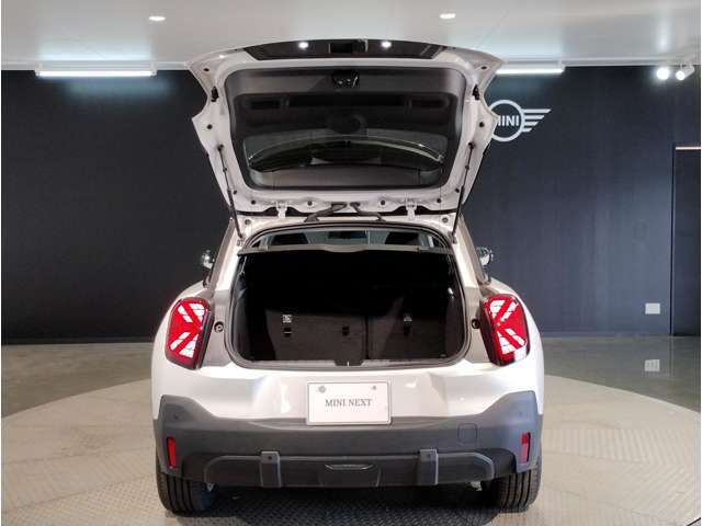 ラゲッジルームは全面ファブリック加工。大切なお荷物に傷が付きづらいです。