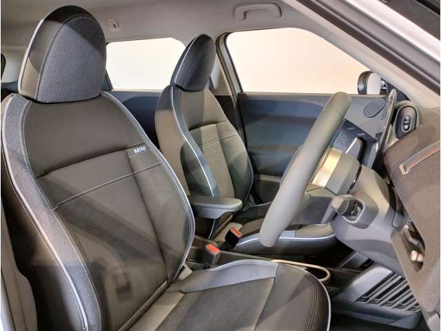 MINIの少し硬めのシートは乗り降りもしやすく、長距離ドライブでも疲れにくいように設計されております！