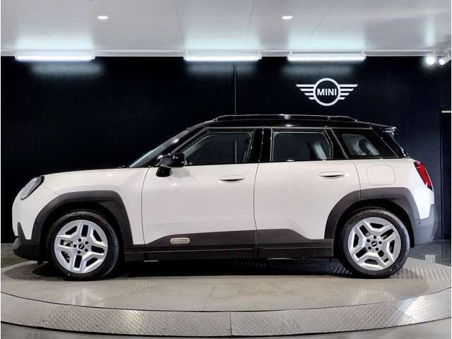 サイドスカットルとはフロントフェンダー上部についているサイドウィンカー部の事を言います。こちらのパーツはカスタム可能で最大で11種類の純正アクセサリーからお好みでお選びいただけます。