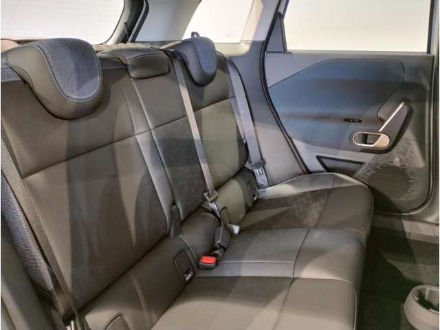 コンパクトで愛嬌のあるMINIで御座いますが、後席も意外と広く、シートは少し奥が下がっているため、ヘッドクリアランスも十分に確保されております。