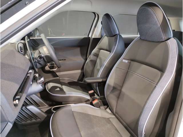 MINIの少し硬めのシートは乗り降りもしやすく、長距離ドライブでも疲れにくいように設計されております！
