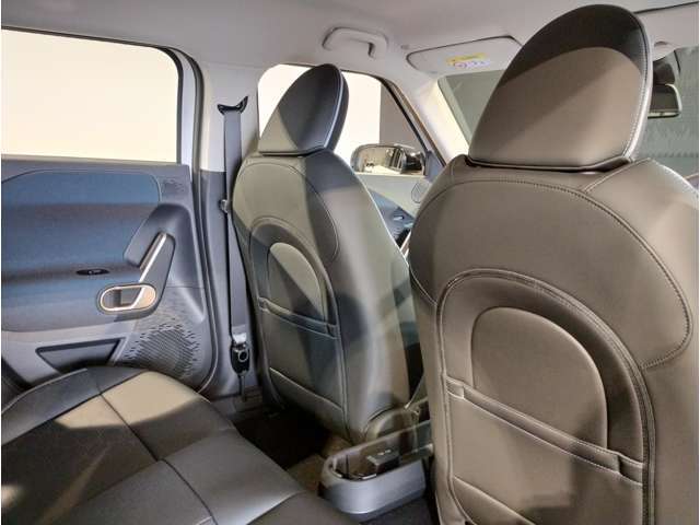 コンパクトで愛嬌のあるMINIで御座いますが、後席も意外と広く、シートは少し奥が下がっているため、ヘッドクリアランスも十分に確保されております。