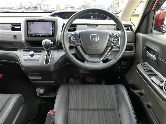 【運転席】座り心地が良いシートなので長時間の運転でも快適にお過ごしいただけます。新品のフロアマットのご注文も可能です。掲載箇所以外にご希望の写真がございましたらお気軽にお問い合わせ下さい。