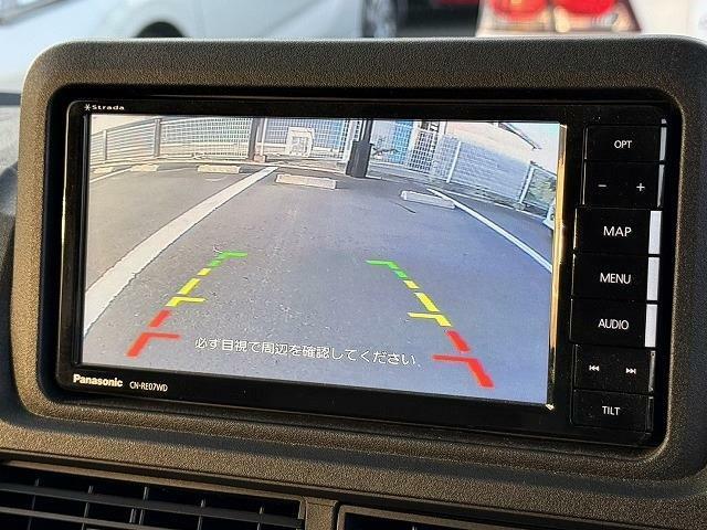 バックカメラもついておりますので駐車時も安心です♪