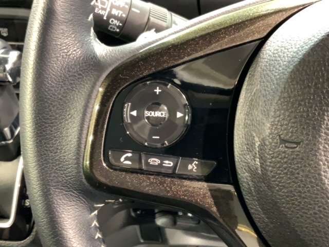 ステアリングにオーディオ操作スイッチが付いています。オーディオ画面に直接タッチしなくても操作が出来ますので、運転に集中できます。