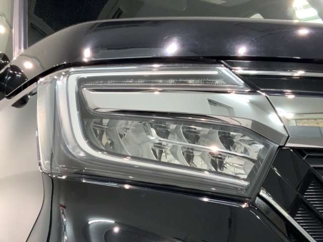 LEDヘッドライトは、点灯の瞬間から最大光量を発揮し、突然暗くなるトンネルなどでの安定感を高めます。