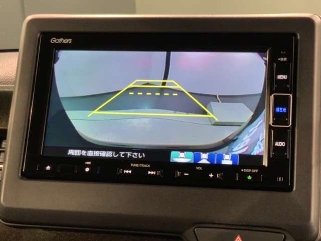 リバースギアに入れるだけで後方の表示へ切り替わります。夜間や雨の日の駐車も楽になりますよ。