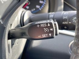 【クルーズコントロール】高速道路もラクラク走行。アクセルを離しても一定速度で走行ができ、長距離運転時の負担を軽減！加速・減速も簡単なスイッチ操作で調整できます。