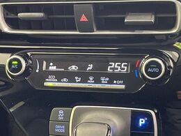 【オートエアコン】一度お好みの温度に設定すれば、車内の温度を検知し風量や温度を自動で調整。暑い…寒い…と何度もスイッチ操作をする必要はありません。快適な車内空間には必須の機能ですね♪