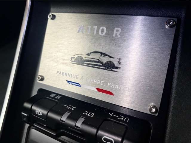 【R】は限定車ではありませんが、シリアルナンバーが付きます。（ナンバーは消してます）　選ばれしものの証。
